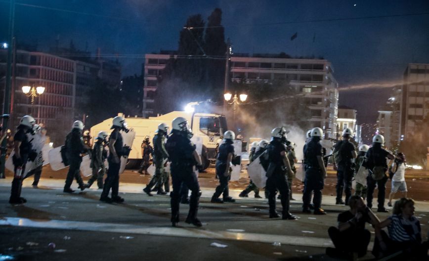 Συγκέντρωση αντιεμβολιαστών στο Σύνταγμα: Σε συλλήψεις μετατράπηκαν οι 4 από τις 25 προσαγωγές