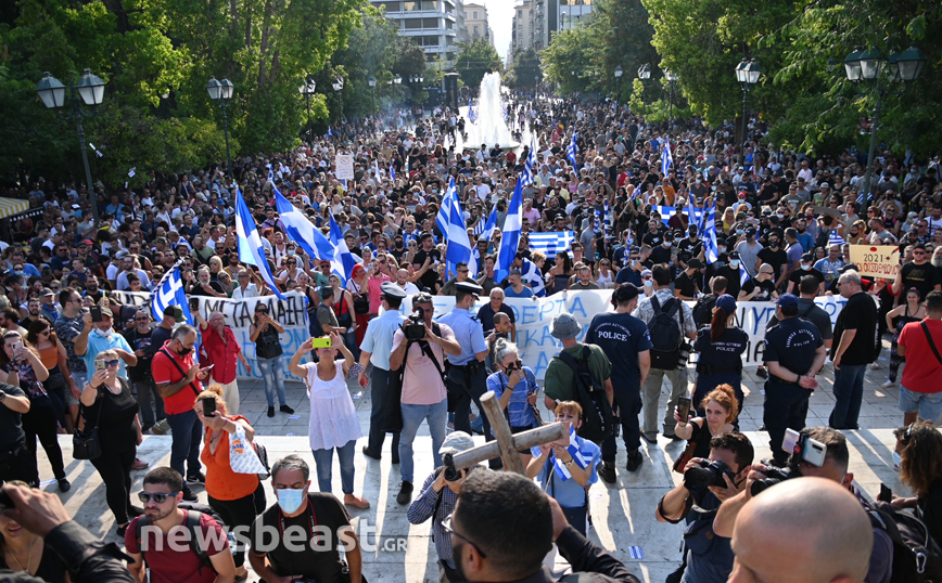 Συγκέντρωση αντιεμβολιαστών στο Σύνταγμα: Συνθήματα κατά του υποχρεωτικού εμβολιασμού και σταυροί