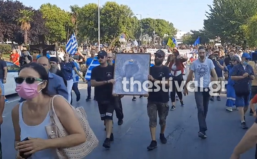 Πορεία κατά του υποχρεωτικού εμβολιασμού και στο κέντρο της Θεσσαλονίκης