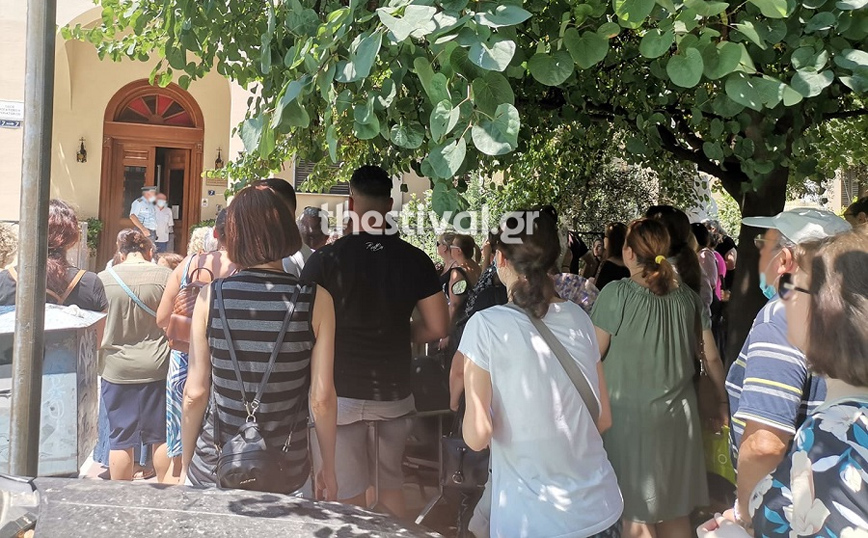 Θεσσαλονίκη: Διαμαρτυρία πιστών υπέρ ιερέα που φέρεται να αρνείται τον εμβολιασμό για τον κορονοϊό