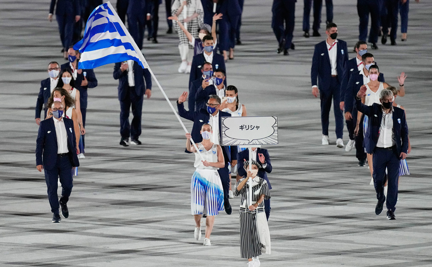 Ολυμπιακοί Αγώνες 2020: Η είσοδος της ελληνικής αποστολής στο Στάδιο &#8211; Σημαιοφόροι Κορακάκη και Πετρούνιας