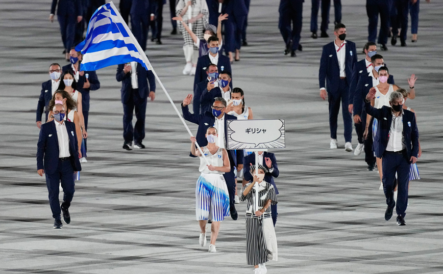 Ολυμπιακοί Αγώνες 2020: Η είσοδος της ελληνικής αποστολής στο Στάδιο &#8211; Σημαιοφόροι Κορακάκη και Πετρούνιας