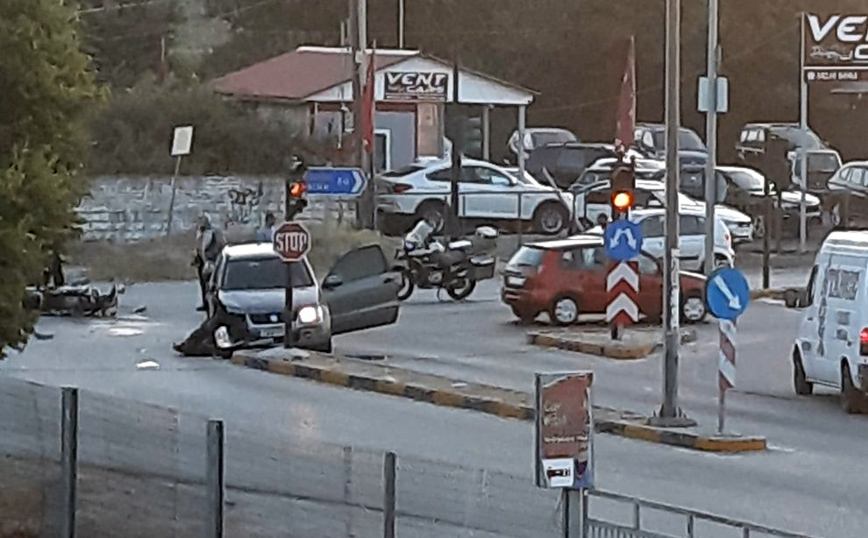 Λάρισα: Σοβαρό τροχαίο &#8211; Οδηγός μηχανής εκτοξεύθηκε μετά από σύγκρουση με αυτοκίνητο