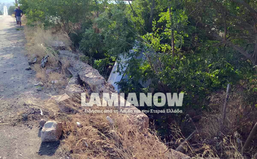 Φθιώτιδα: Έπεσε με το αυτοκίνητό της από τη γέφυρα, σφηνώθηκε σε δέντρο αλλά δεν έπαθε τίποτα