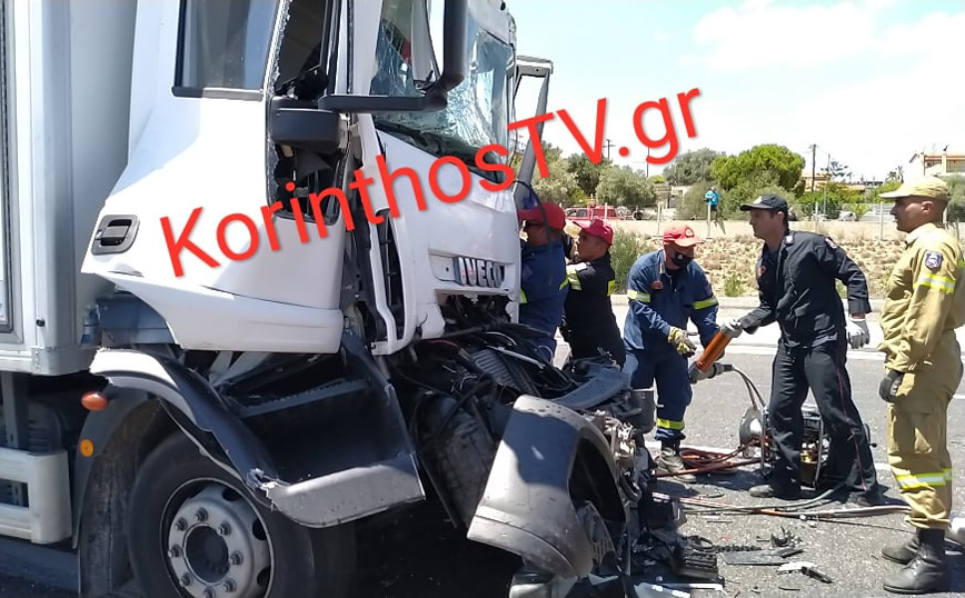 Τροχαίο με δύο φορτηγά στην Αθηνών – Κορίνθου: Εικόνες από την προσπάθεια απεγκλωβισμού ενός οδηγού