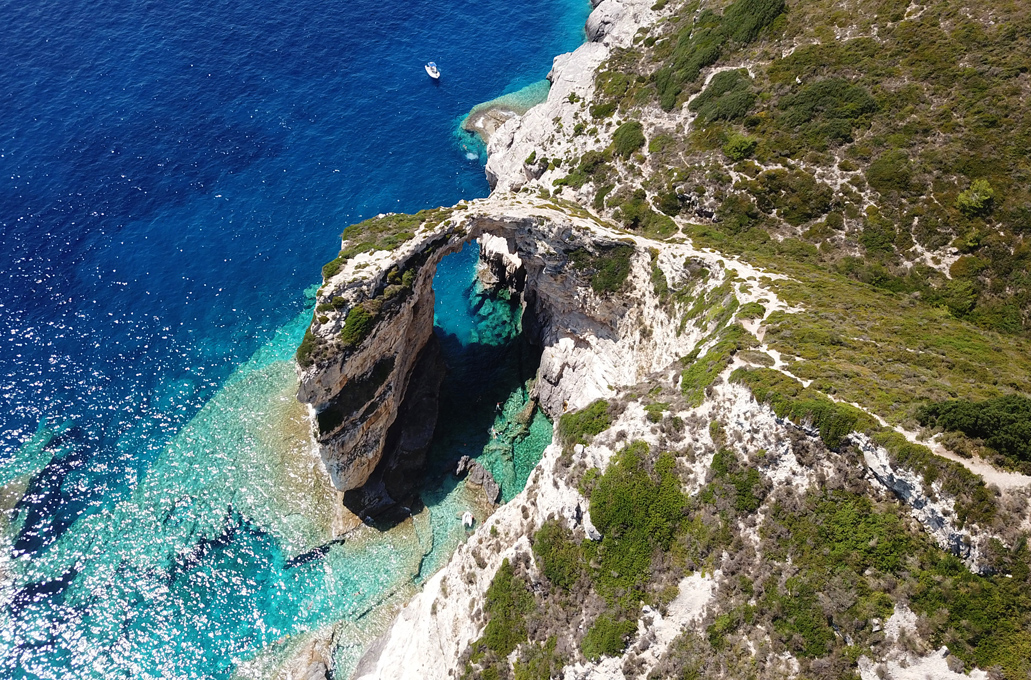 Η πέτρινη, φυσική αψίδα στους Παξούς που κόβει την ανάσα