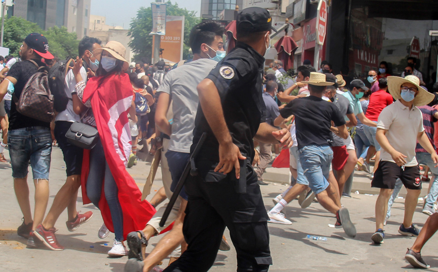 Στρατός έξω από το πρωθυπουργικό μέγαρο στην Τυνησία – Ασύλληπτος ο πρωθυπουργός Μασίσι