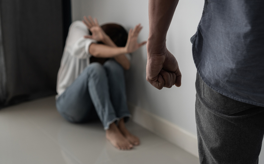 Εύβοια: Προσπάθησε να πνίξει τη γυναίκα του μπροστά στα μάτια των παιδιών τους