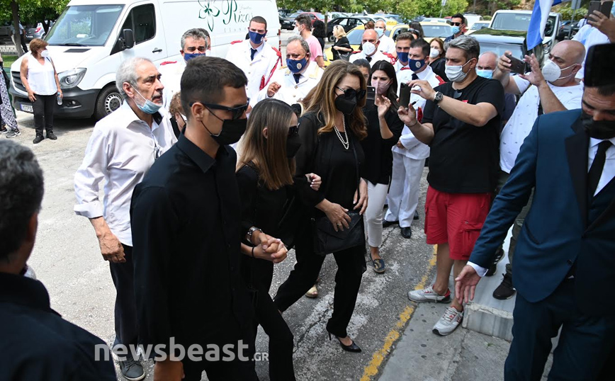 Τόλης Βοσκόπουλος: Η Άντζελα Γκερέκου αποχαιρετά τον αγαπημένο της – Στο πλευρό της η κόρη τους