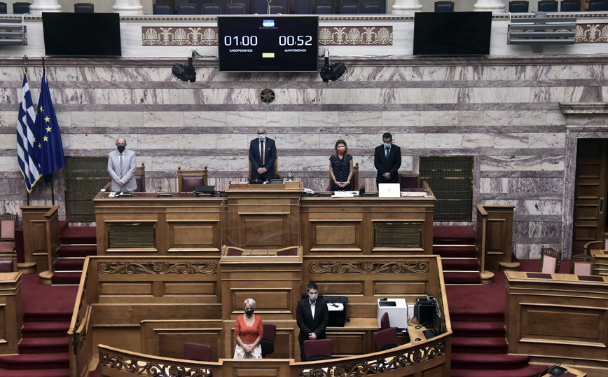 Ενός λεπτού σιγή στη Βουλή για τα θύματα στο Μάτι