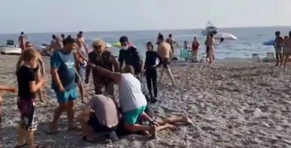 Κινηματογραφική καταδίωξη σε παραλία στην Ισπανία με κολυμβητές να συλλαμβάνουν διακινητές ναρκωτικών