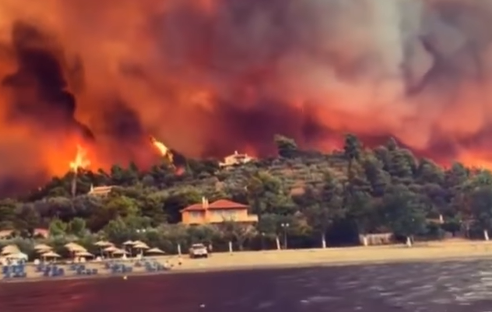 Φωτιά στην Εύβοια: Συγκλονίζουν τα βίντεο από τη θάλασσα &#8211; Το λιμενικό απομακρύνει με σκάφη τον κόσμο