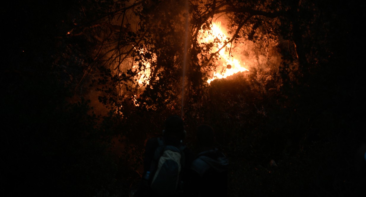 Φωτιά στα Βίλια: Ακόμη μια νύχτα αγωνίας &#8211; Τεράστια μάχη για να ανακοπούν οι φλόγες