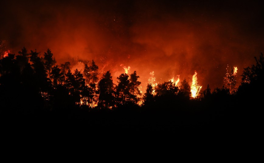 Φωτιές στην Αττική: Μάχη να μην φτάσουν οι φλόγες σε χωριά στα Βίλια &#8211; Ανησυχία για αναζωπυρώσεις στην Κερατέα