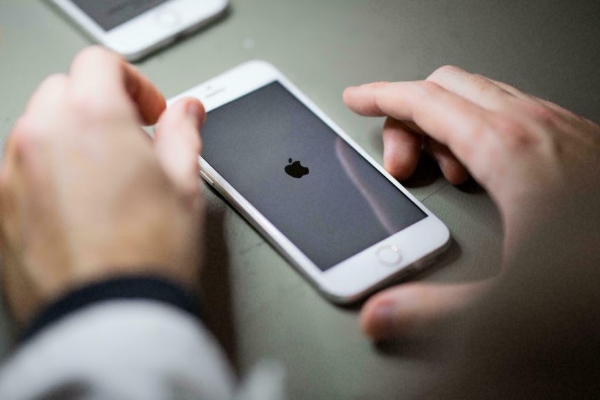 Η Apple θα ειδοποιεί τους γονείς αν εντοπίσει γυμνό στο iPhone του παιδιού τους