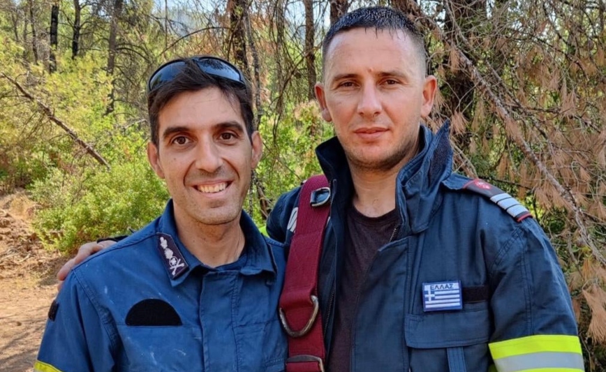 Φωτιά στην Εύβοια: Ο συγκινητικός διάλογος Έλληνα με Ρουμάνο πυροσβέστη – «Σου προσφέρω την ελληνική σημαία»