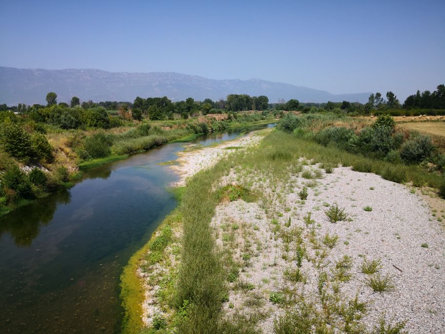 Τρίκαλα: Από ποταμός&#8230; ρυάκι ο Πηνειός &#8211; Μειώθηκε σημαντικά η στάθμη του