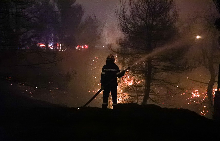 Φωτιά στην Αττική: Δύο εθελοντές πυροσβέστες στην εντατική