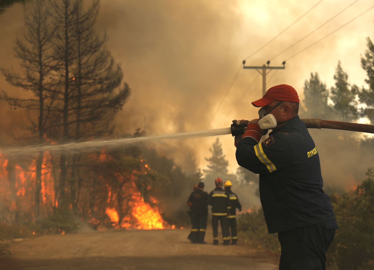 Συνεχής η μάχη των πυροσβεστικών δυνάμεων με τη φωτιά στον Έβρο