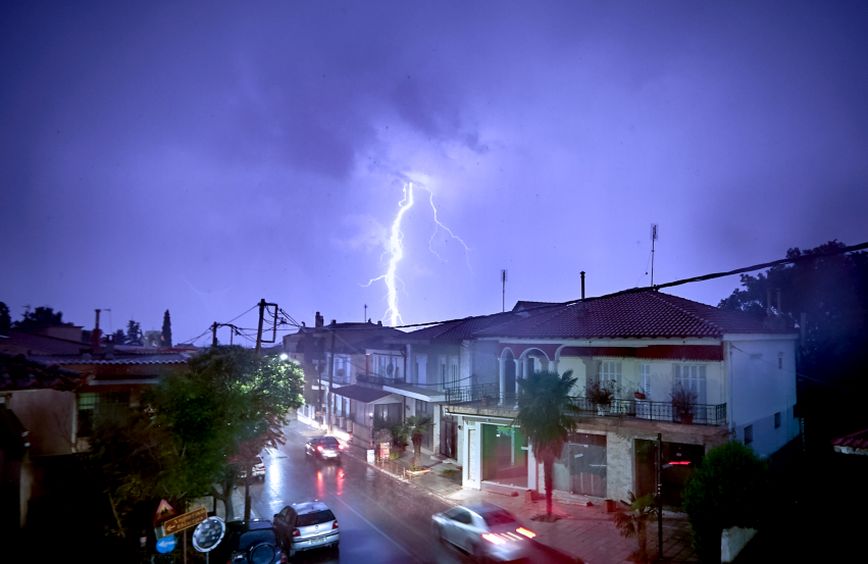 Μετά τον καύσωνα χαλάζι, καταιγίδες και κεραυνοί – Ποτάμια οι δρόμοι στη Χαλκιδική