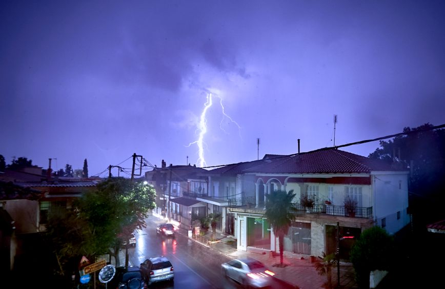 Μετά τον καύσωνα χαλάζι, καταιγίδες και κεραυνοί &#8211; Ποτάμια οι δρόμοι στη Χαλκιδική