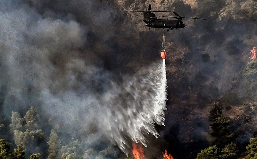Φωτιά στα Βίλια: Ανεξέλεγκτη η κατάσταση &#8211; Κινδύνευσαν πυροσβέστες
