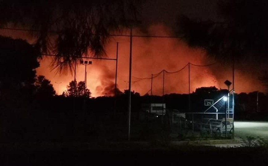 Φωτιά στη Βαρυμπόμπη: Στον παράδρομο της Εθνικής ένα από τα μέτωπα της πυρκαγιάς