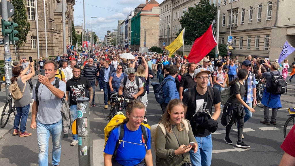 Χιλιάδες κόσμου κατά των μέτρων για τον κορονοϊό στο Βερολίνο &#8211; Συγκρούσεις με την Αστυνομία
