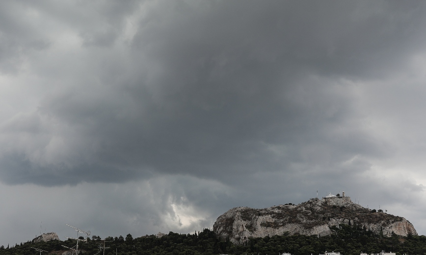 Καιρός: Σκοτείνιασε ο ουρανός στην Αθήνα – Βροντές και βροχή στην Αττική