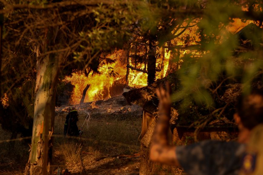 Φωτιά στη Ρόδο: Μάχη με τις αναζωπυρώσεις