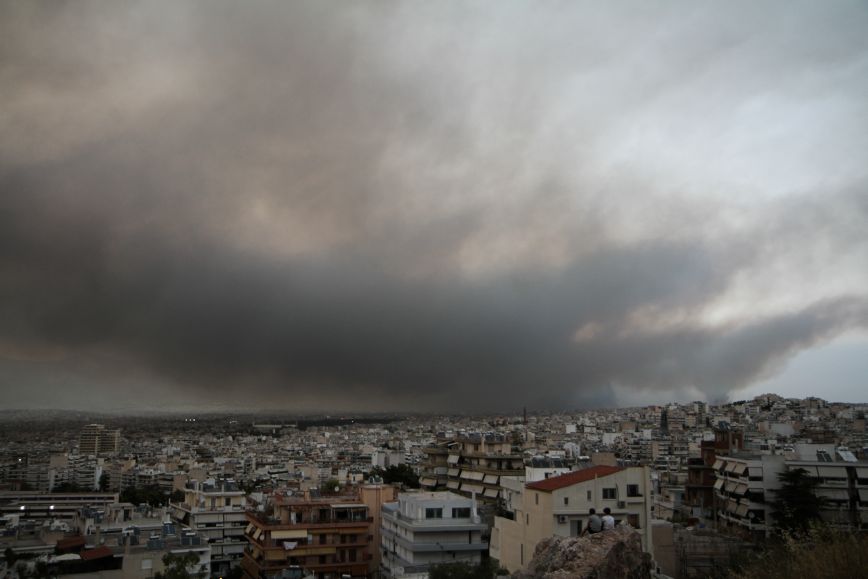 Φωτιά στη Βαρυμπόμπη: Αποπνικτική ατμόσφαιρα στην Αττική από τους πυκνούς καπνούς