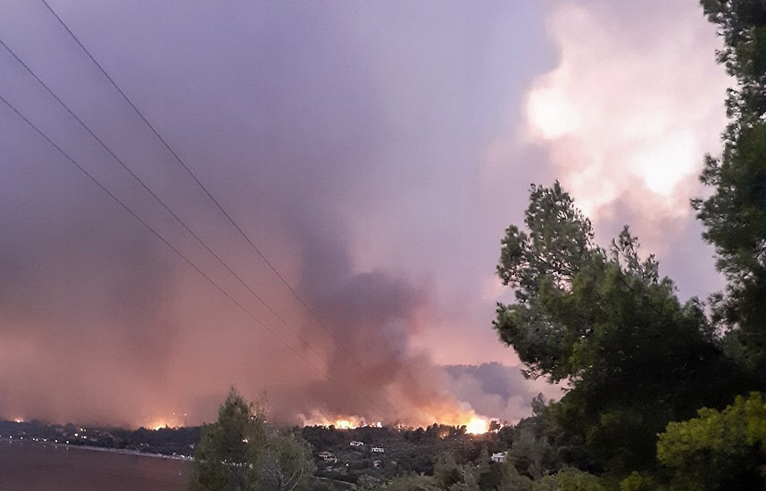 Φωτιά στην Εύβοια: Εφιάλτης με τρία μέτωπα &#8211; Η πυρκαγιά απειλεί να φτάσει στην πλευρά του Αιγαίου