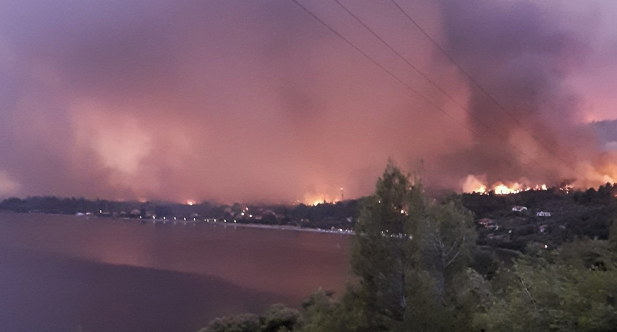 Φωτιά στην Εύβοια: Εκτός ελέγχου η πυρκαγιά που καίει σπίτια στις Ροβιές &#8211; Με βάρκες και φέρι μποτ φεύγουν οι κάτοικοι