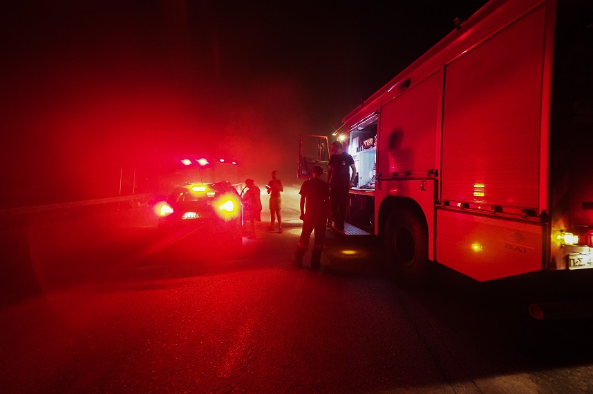 Φωτιά στην Εύβοια: Οι φλόγες κυκλώνουν τα χωριά Κεραμειά, Σκεπαστή &#8211; Ολονύχτια μάχη