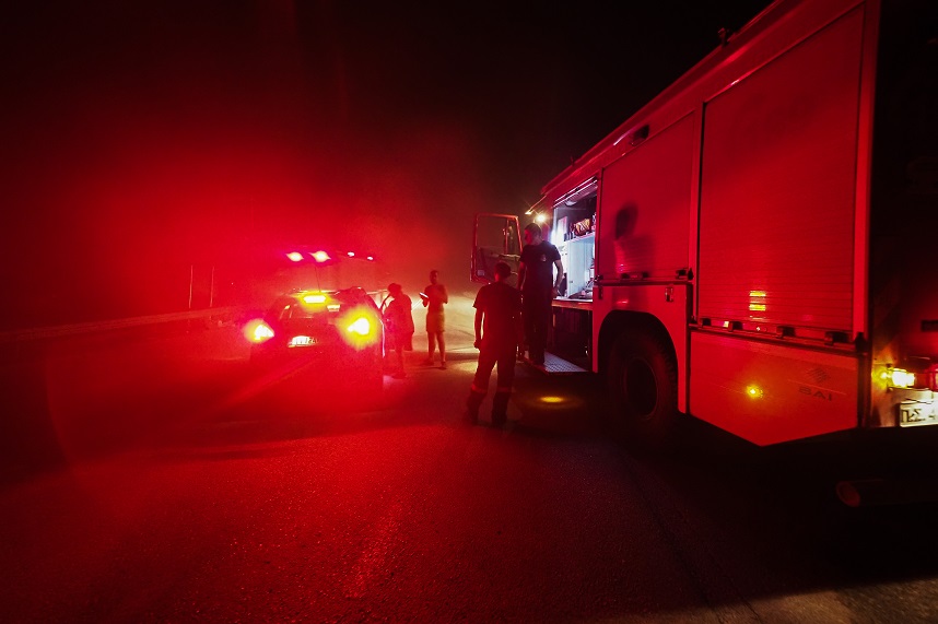 Φωτιά στην Εύβοια: Οι φλόγες κυκλώνουν τα χωριά Κεραμειά, Σκεπαστή – Ολονύχτια μάχη