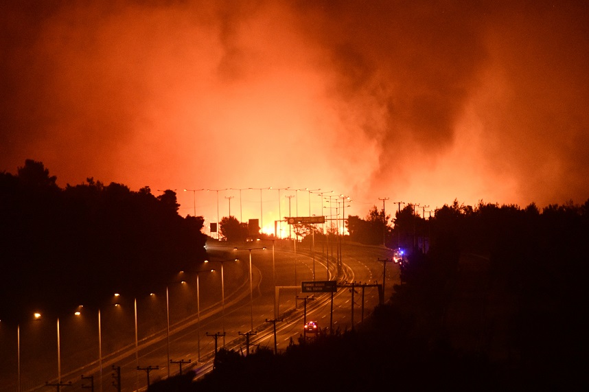 Φωτιά στις Αφίδνες: «Εχουμε ανάγκη ενίσχυσης επίγειων δυνάμεων στην Ιπποκράτειο»