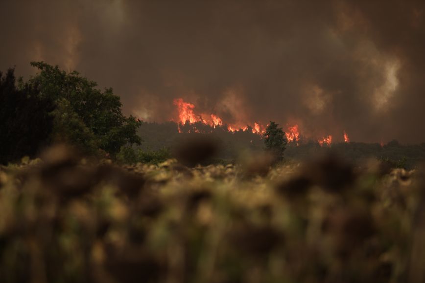 Φωτιά στην Εύβοια: 7 χλμ. μακριά από το Κέντρο Υγείας Μαντουδίου η πυρκαγιά