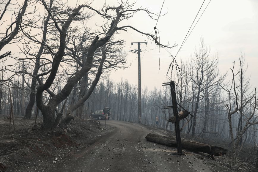 Κρίσιμη παραμένει η κατάσταση για το δίκτυο ηλεκτροδότησης &#8211; Η φωτιά απειλεί σημαντικές εγκαταστάσεις του ΑΔΜΗΕ