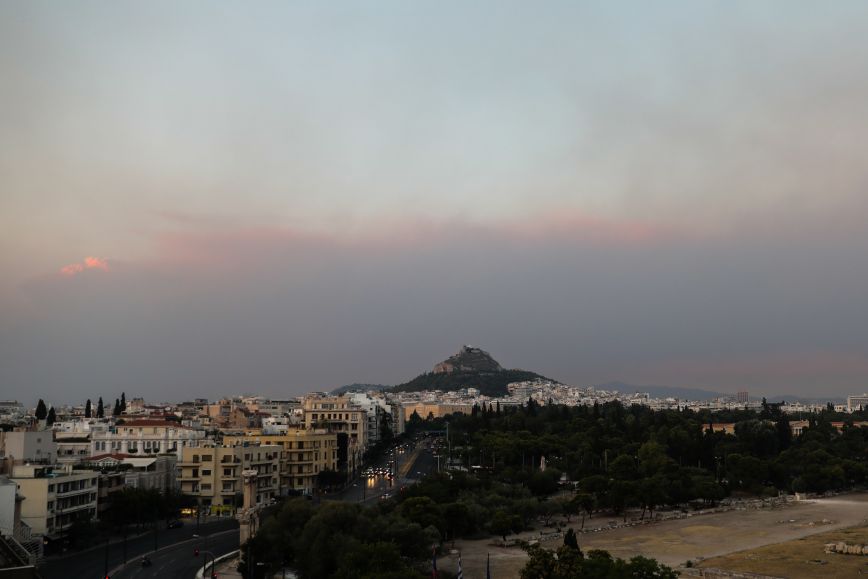 Φωτιά στην Αττική: Αυξάνονται τα μικροσωματίδια στην ατμόσφαιρα λόγω των πυρκαγιών