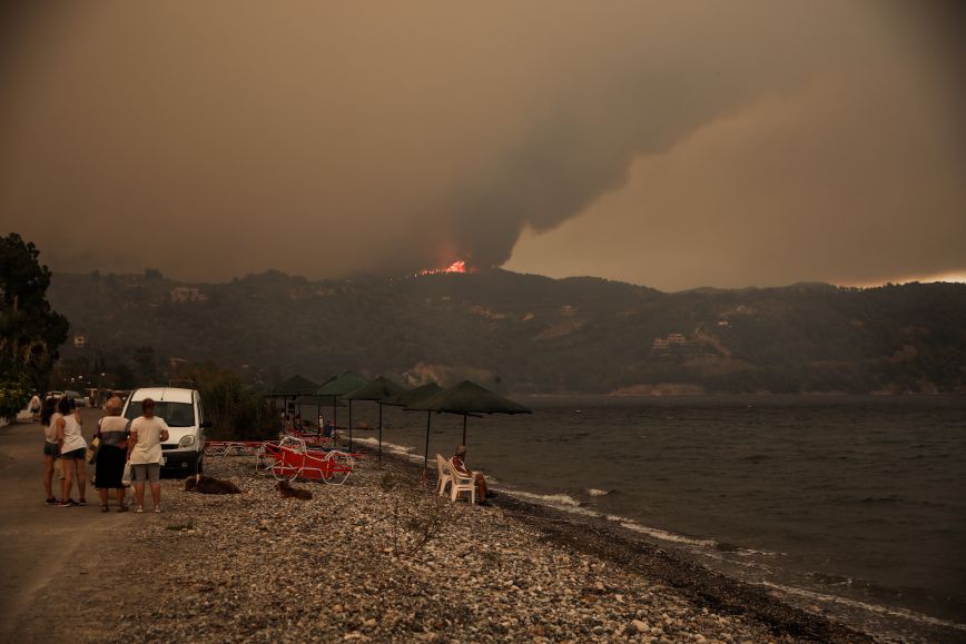 Φωτιά στην Εύβοια: Το λιμενικό ψάχνει για εγκλωβισμένους στις παραλίες