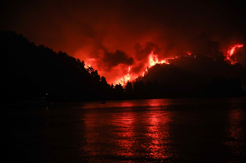 Φωτιά στην Εύβοια: Κάτοικοι έχουν εγκλωβιστεί σε Κεχριές και Μουρτιά