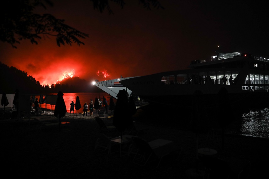 Φωτιά στην Εύβοια: Έφτασαν στη Λίμνη οι φλόγες – Οι κάτοικοι μπαίνουν στα καράβια για Αιδηψό