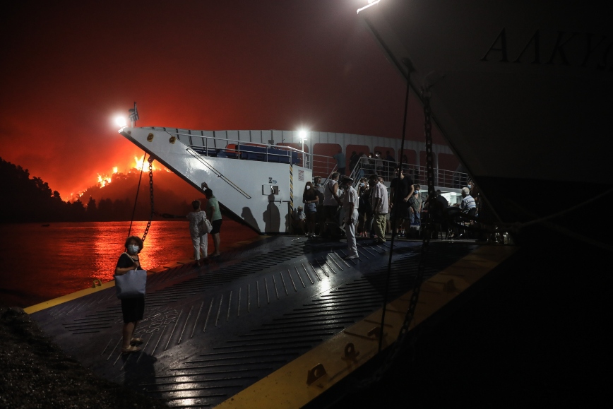 Φωτιά στην Εύβοια: Το θρίλερ από την εκκένωση της Λίμνης με φέρι μποτ