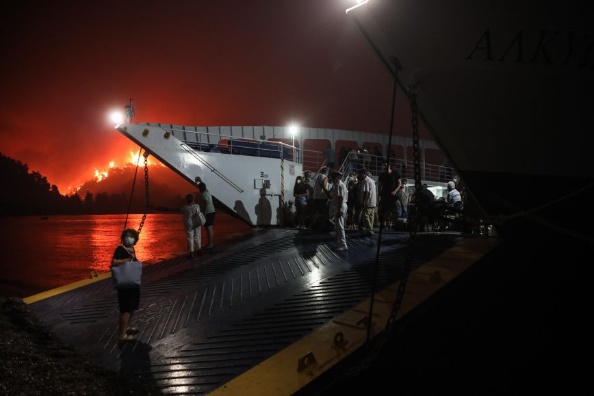 Φωτιά στην Εύβοια: Ακόμη 85 πολίτες μεταφέρθηκαν από το Λιμενικό σε ασφαλές σημείο
