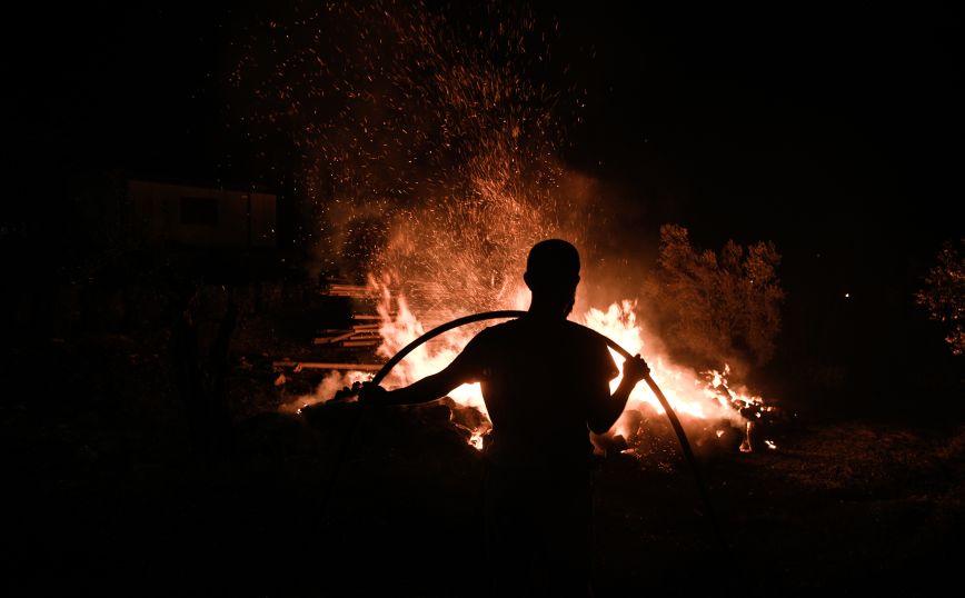 Πήρε διαστάσεις η φωτιά στον Ασπρόπυργο