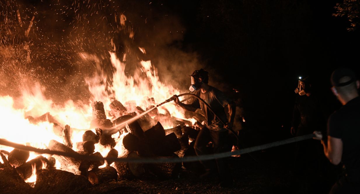 Σε πύρινο κλοιό η χώρα: Μάχη σε Αττική, Εύβοια, Μεσσηνία και Ηλεία – Ξεκίνησαν οι ρίψεις με τα εναέρια μέσα