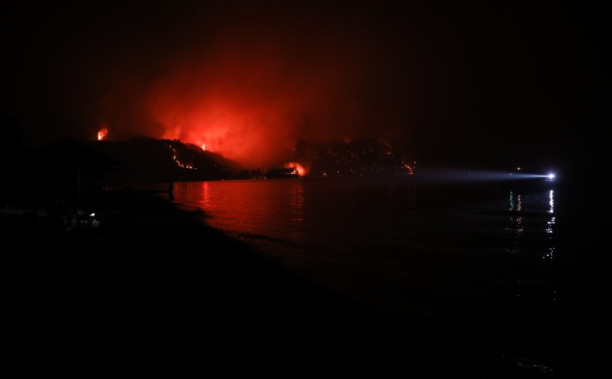 Φωτιά στην Εύβοια: Δοκιμάζονται σκληρά Ροβιές, Φαράκλα και Λίμνη – Στη θάλασσα έφτασαν οι φλόγες