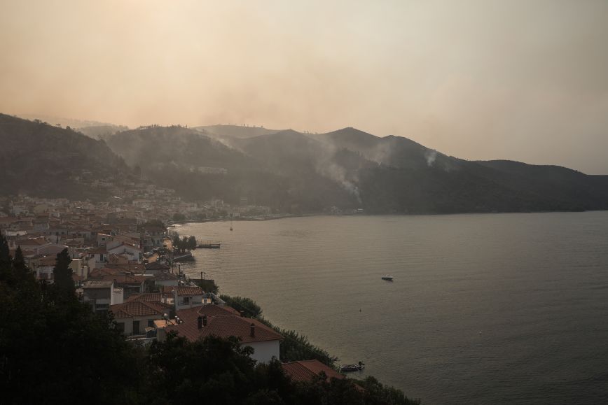 Φωτιά στην Εύβοια: Αγωνία για Κρυονερίτη, Σήμια, Μηλιά και Αγδίνες λόγω αναζωπυρώσεων