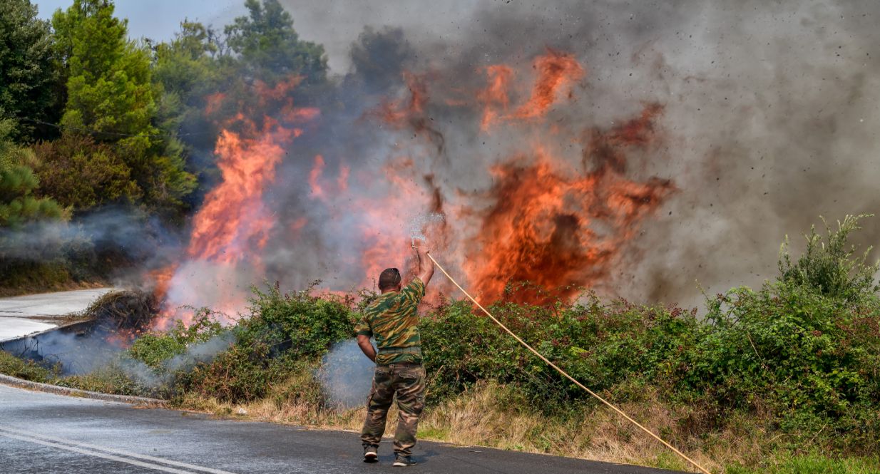 Σε πύρινο κλοιό Εύβοια και Ηλεία – Ξεκίνησαν οι ρίψεις με εναέρια μέσα