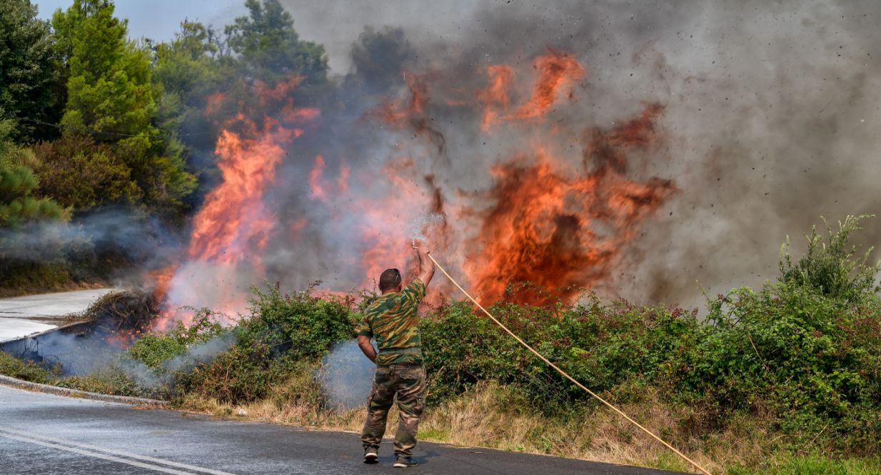 Σε πύρινο κλοιό Εύβοια και Ηλεία &#8211; Ξεκίνησαν οι ρίψεις με εναέρια μέσα